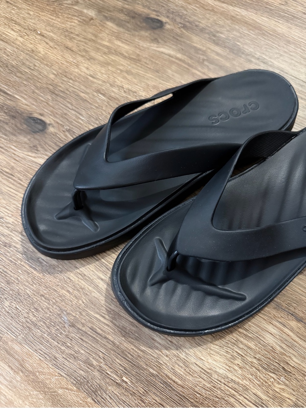 CROCS Women's Black Classic Flip Sandals